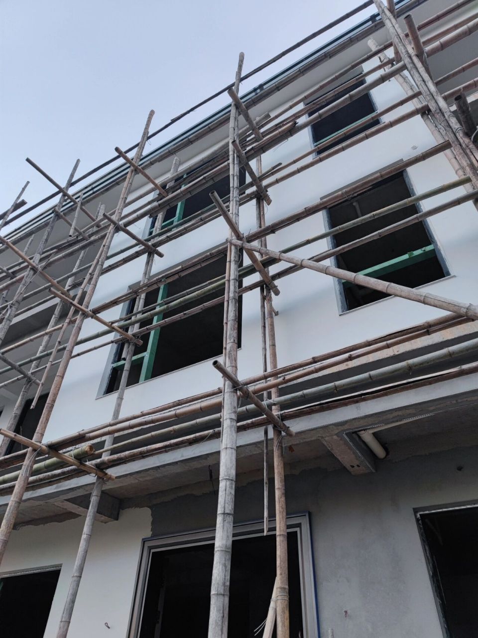 农村自建房装修-鹰嘴滴水线 装修费用有限,没有安装窗套线条,也怕窗台