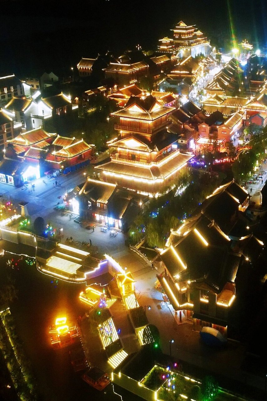 如果你来到河南,一定不要错过驻马店市皇家驿站的夜景!