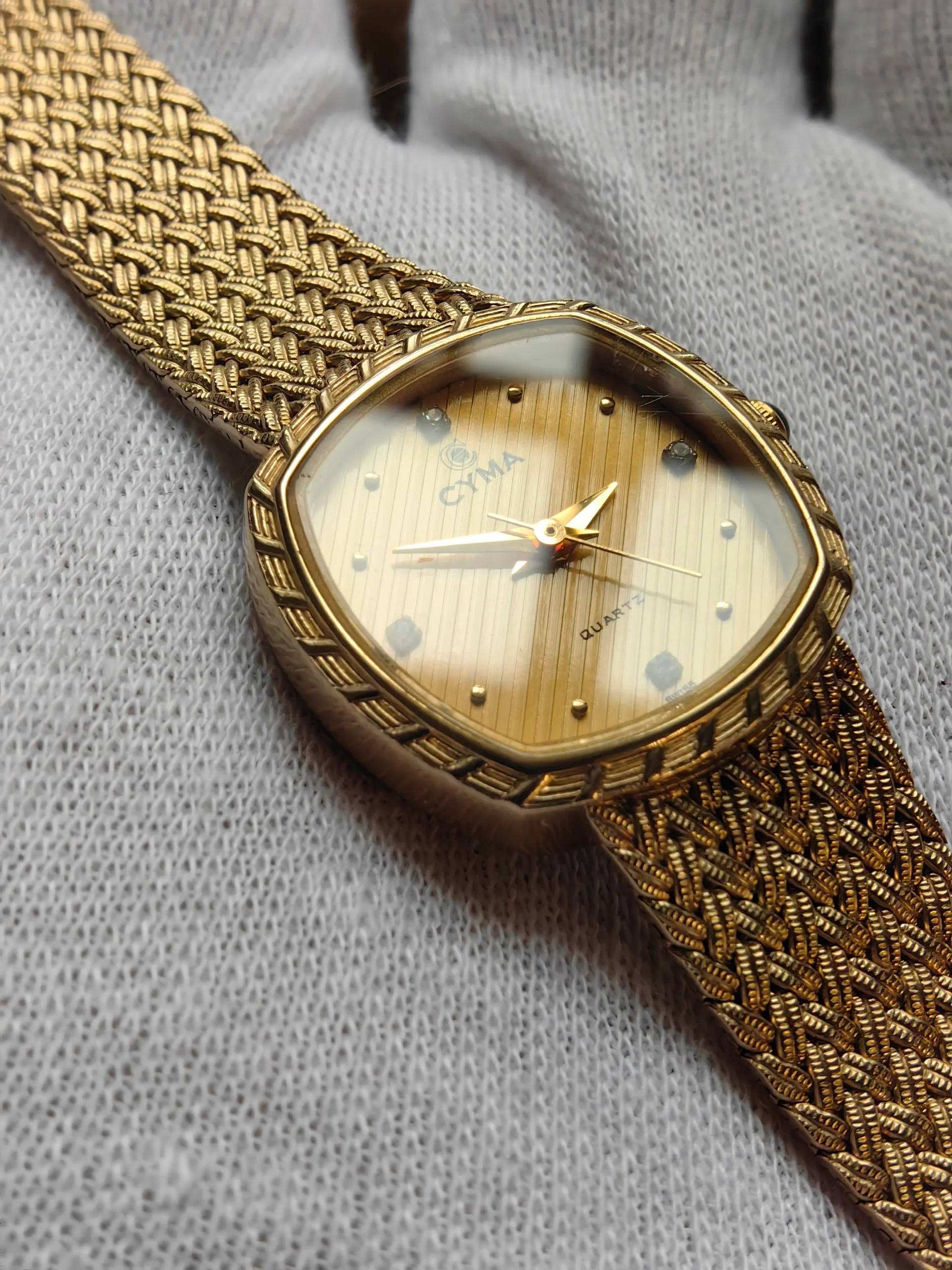经典编织纹麦穗表带,上手非常好看, 手表尺寸22cm非常精致, 瑞士温觋