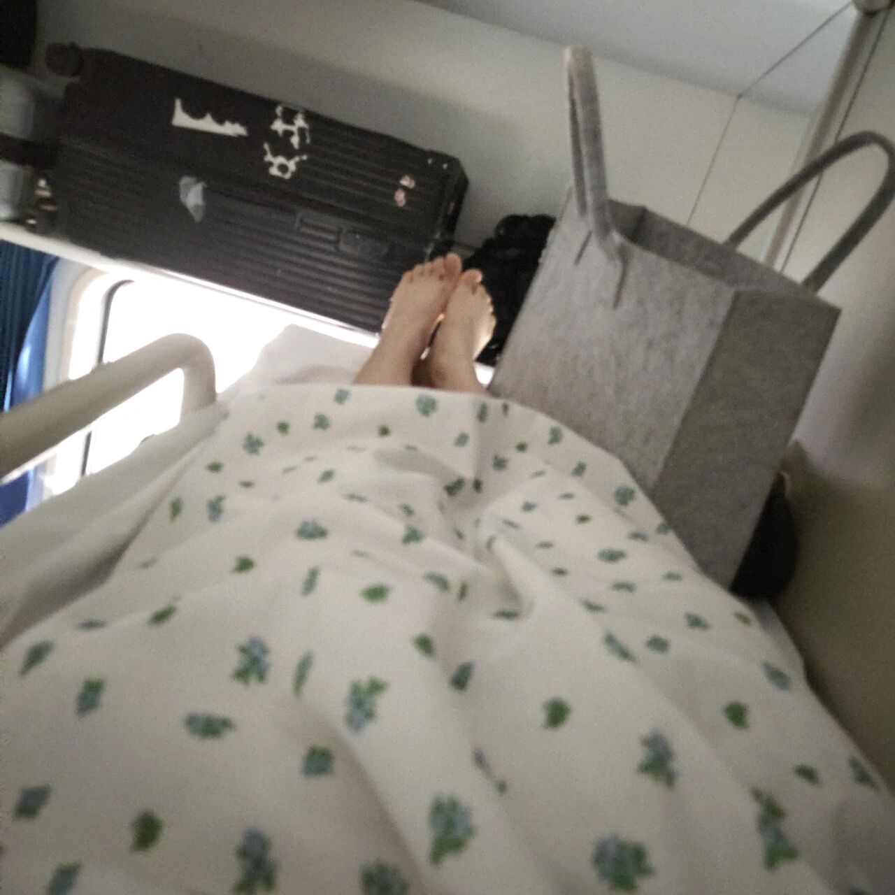 火车硬卧 基本设施上中下三层,我在最上面,攀爬扶手在床旁边的隔断上