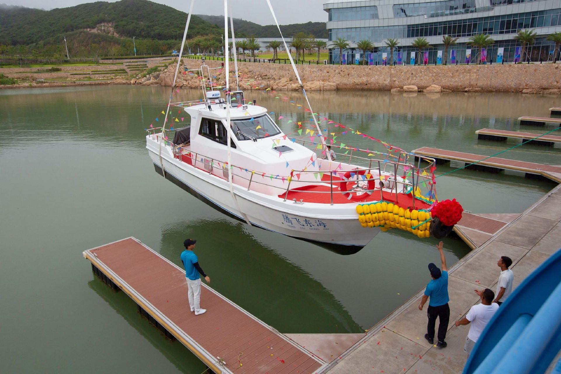 宁波兰湾游艇俱乐部"腾飞东海"游艇交付下水仪式在宁波象山亚帆中心