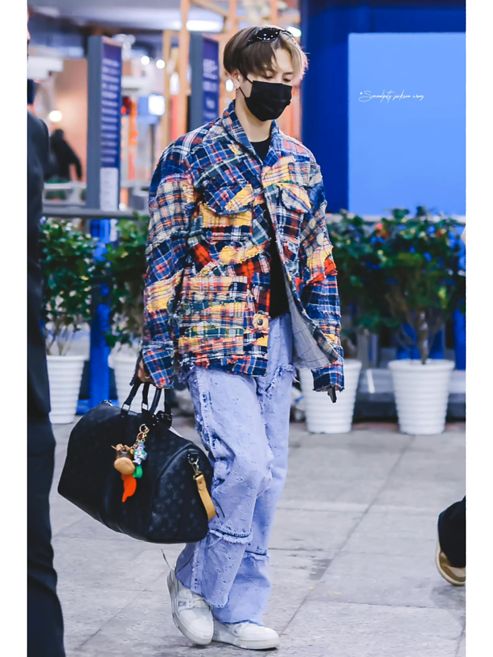 王嘉尔回国机场穿搭 称职代言人!