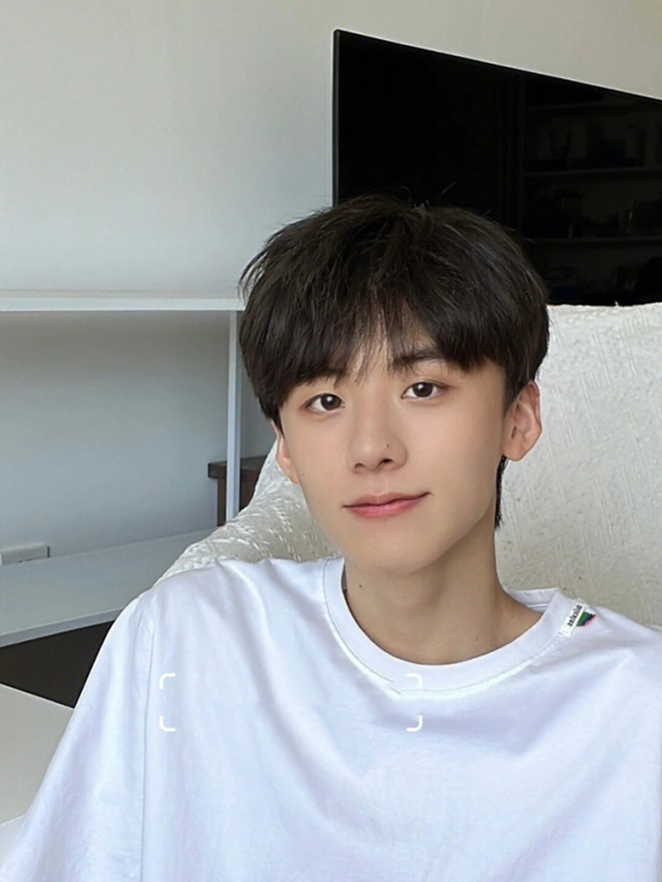 少年感十足的自然微分碎盖发型 男生碎盖发型这个发型不挑脸型,还减龄