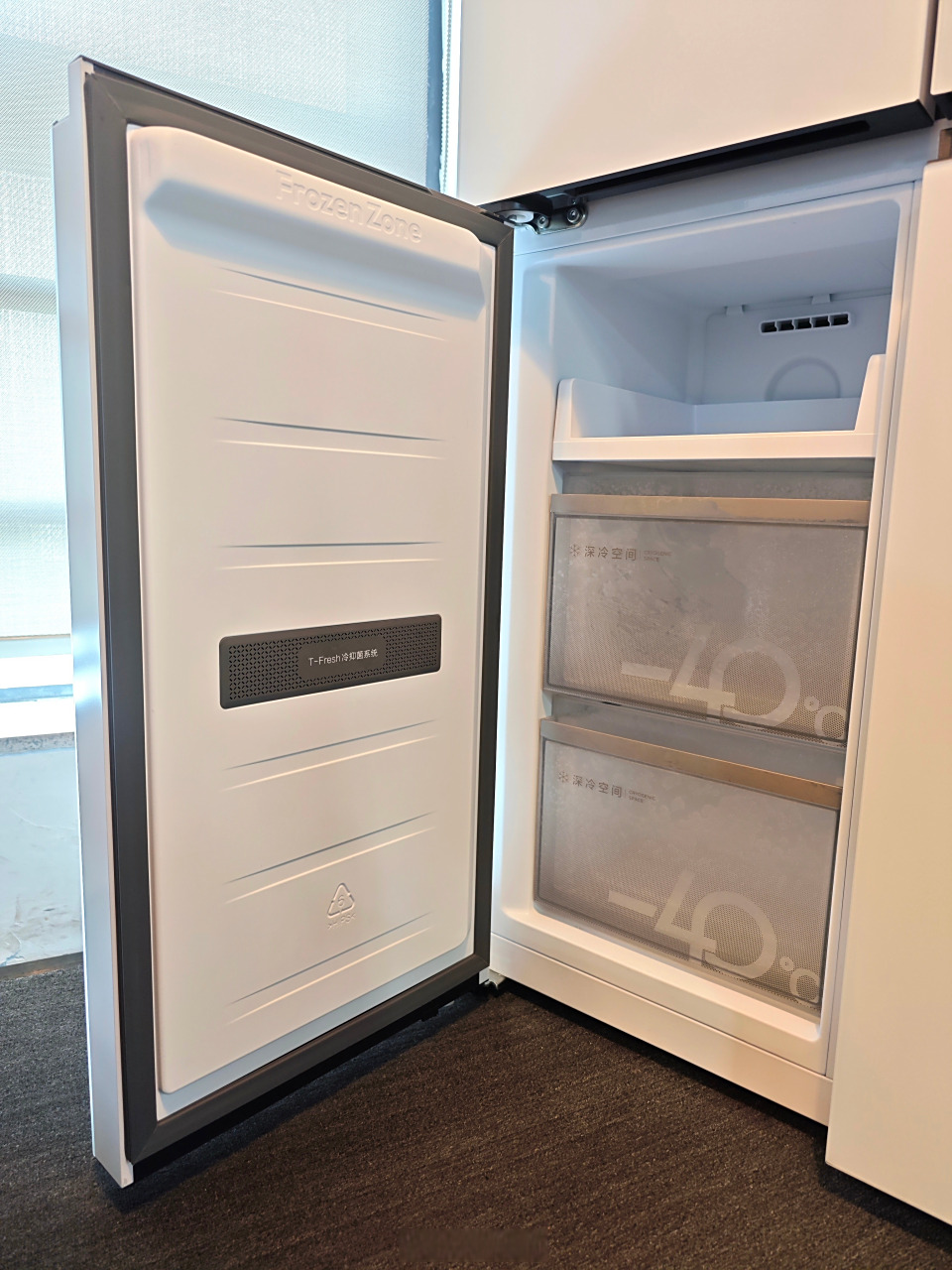 这是一款能做嵌入的冰箱,白色也很好看.
