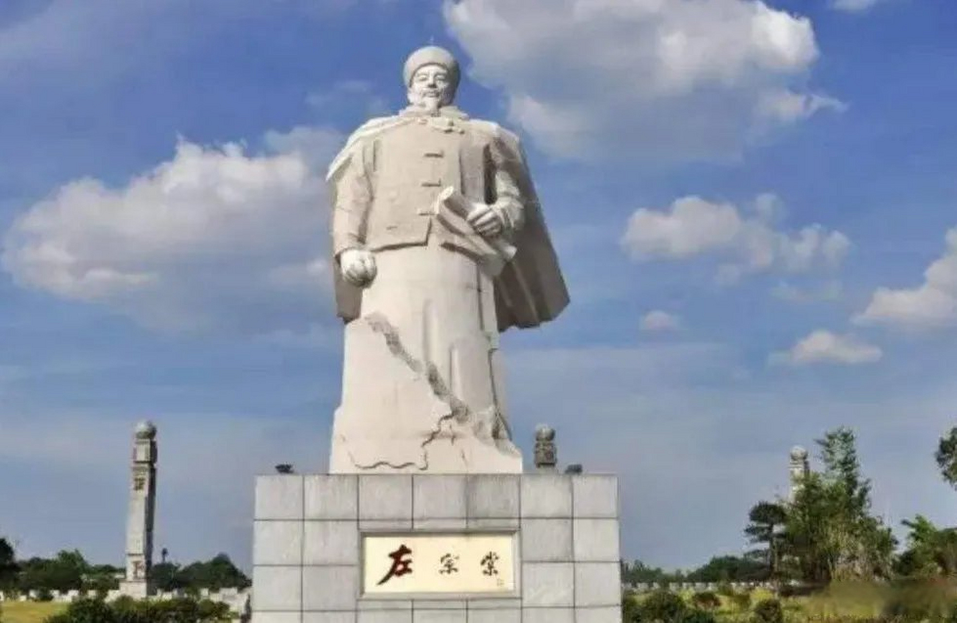 左宗棠与三姑的二儿子吴伟才几乎同时降生,因而八字相同.