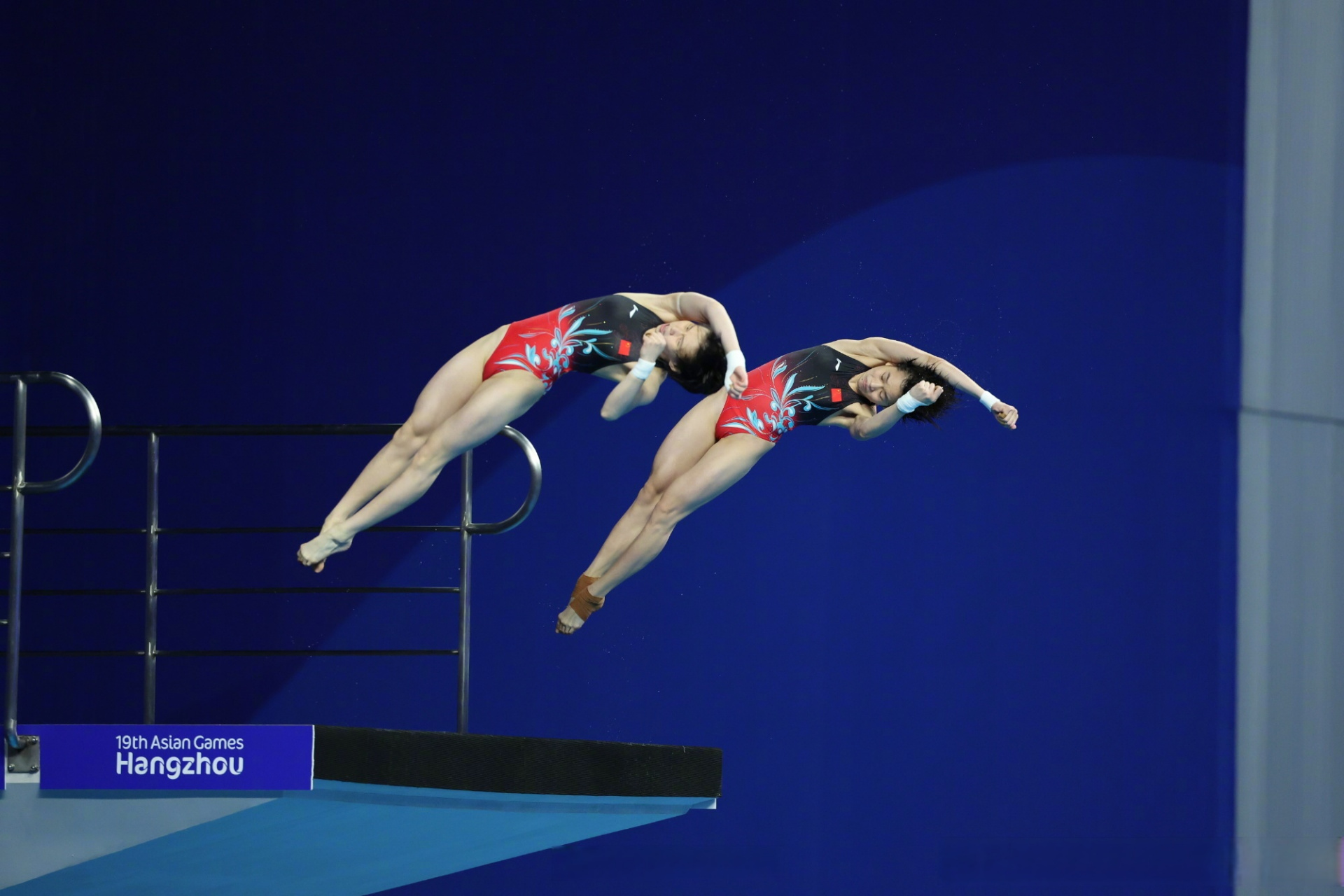 亚运女将#跳水首金来了【#全红婵陈芋汐双人10米台冠军#[威武]】今天