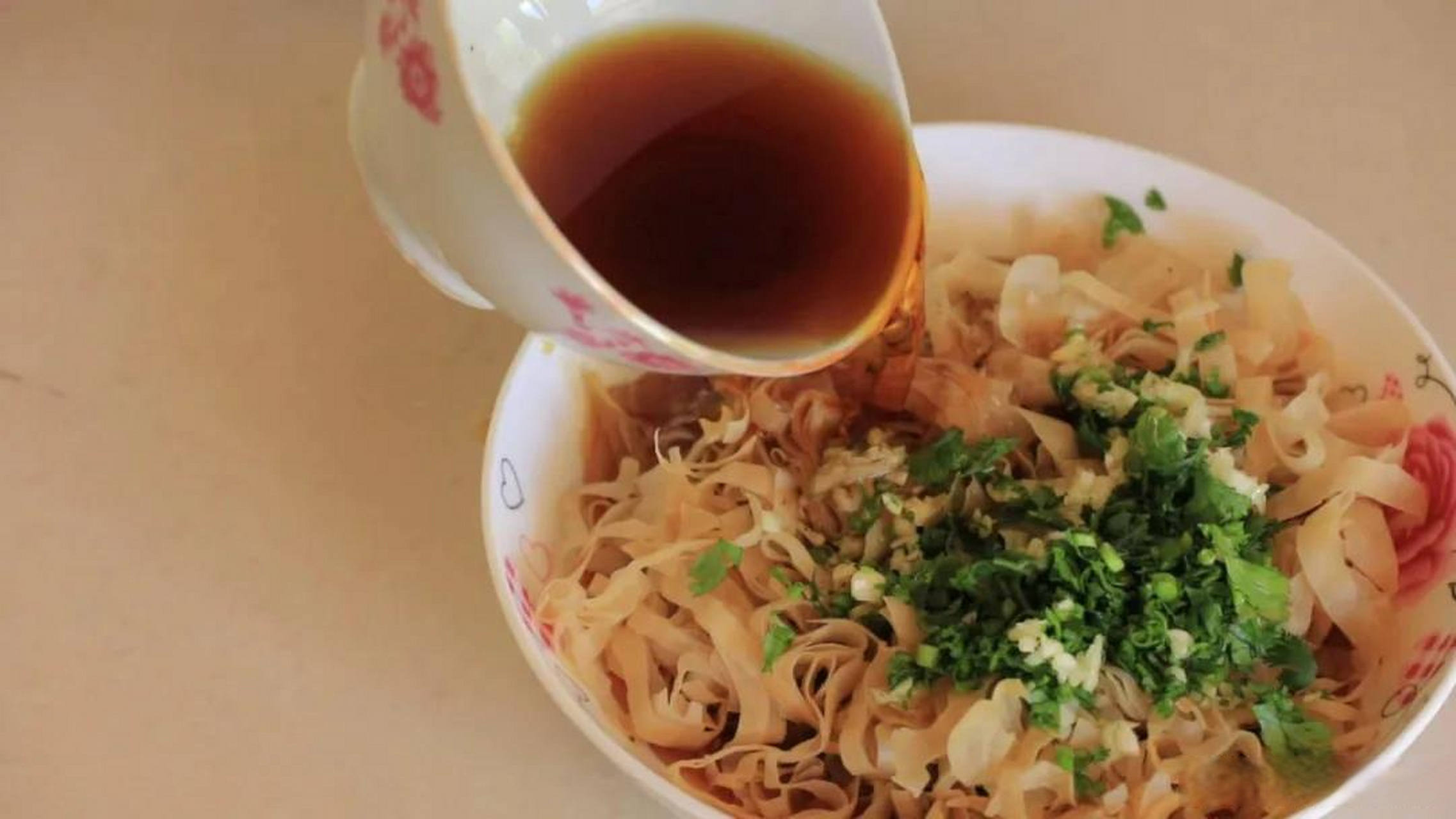 施甸豆片又名干兰片,是施甸县的传统名食,已有100多年的历史