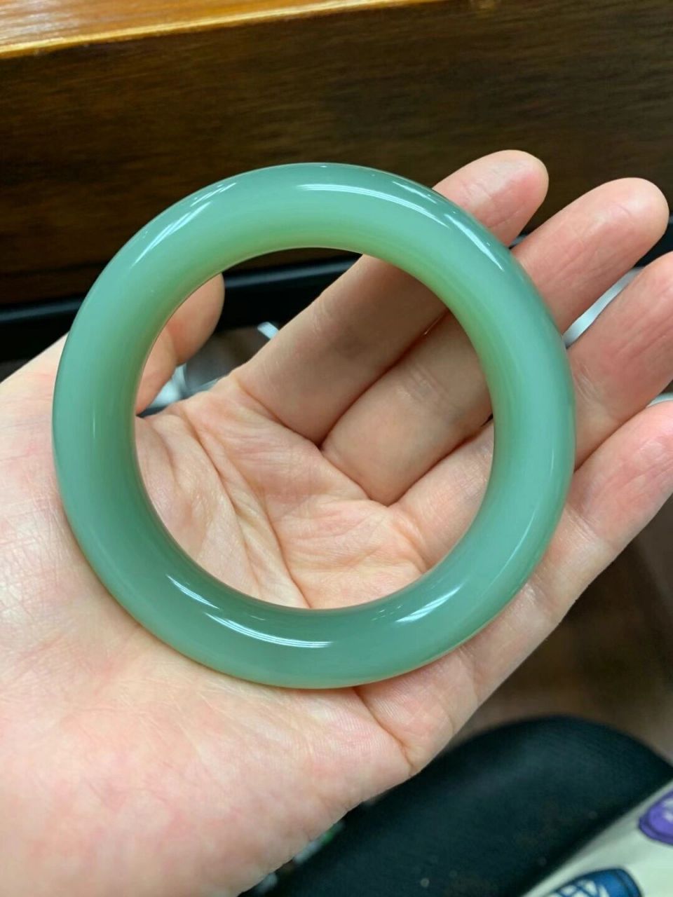 美到流口水的粉青猫眼手镯 哇哦,真的是美到流口水的一只碧玉粉青猫眼