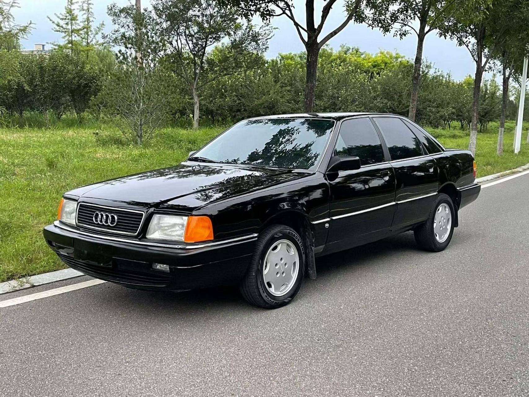 情怀老车 奥迪200轿车是一汽大众公司于1996年推出的汽车,采用v6缸