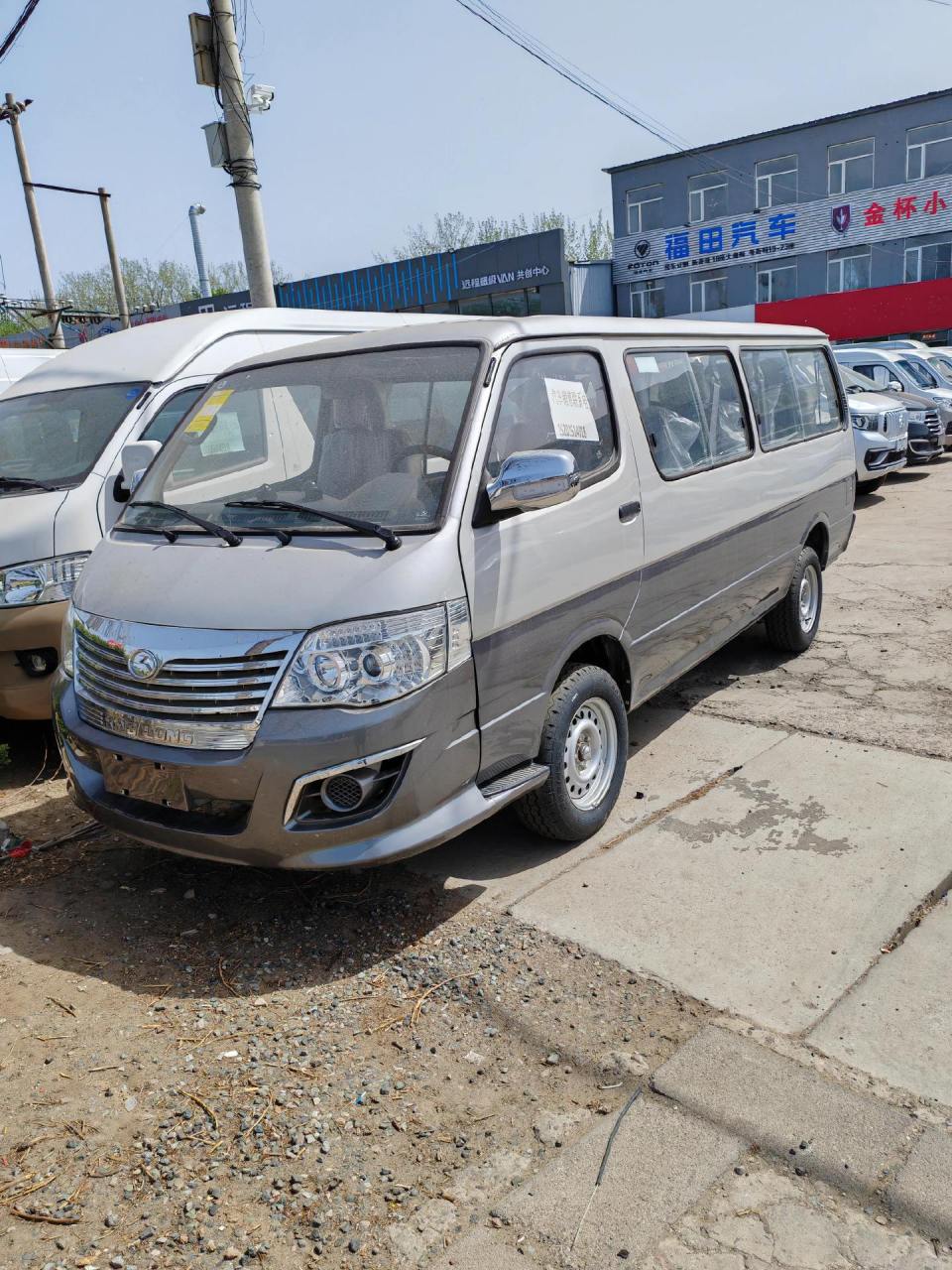 厦门金龙金威,2.2排量四川绵阳发动机,可分期拉货空间侧挂座椅.