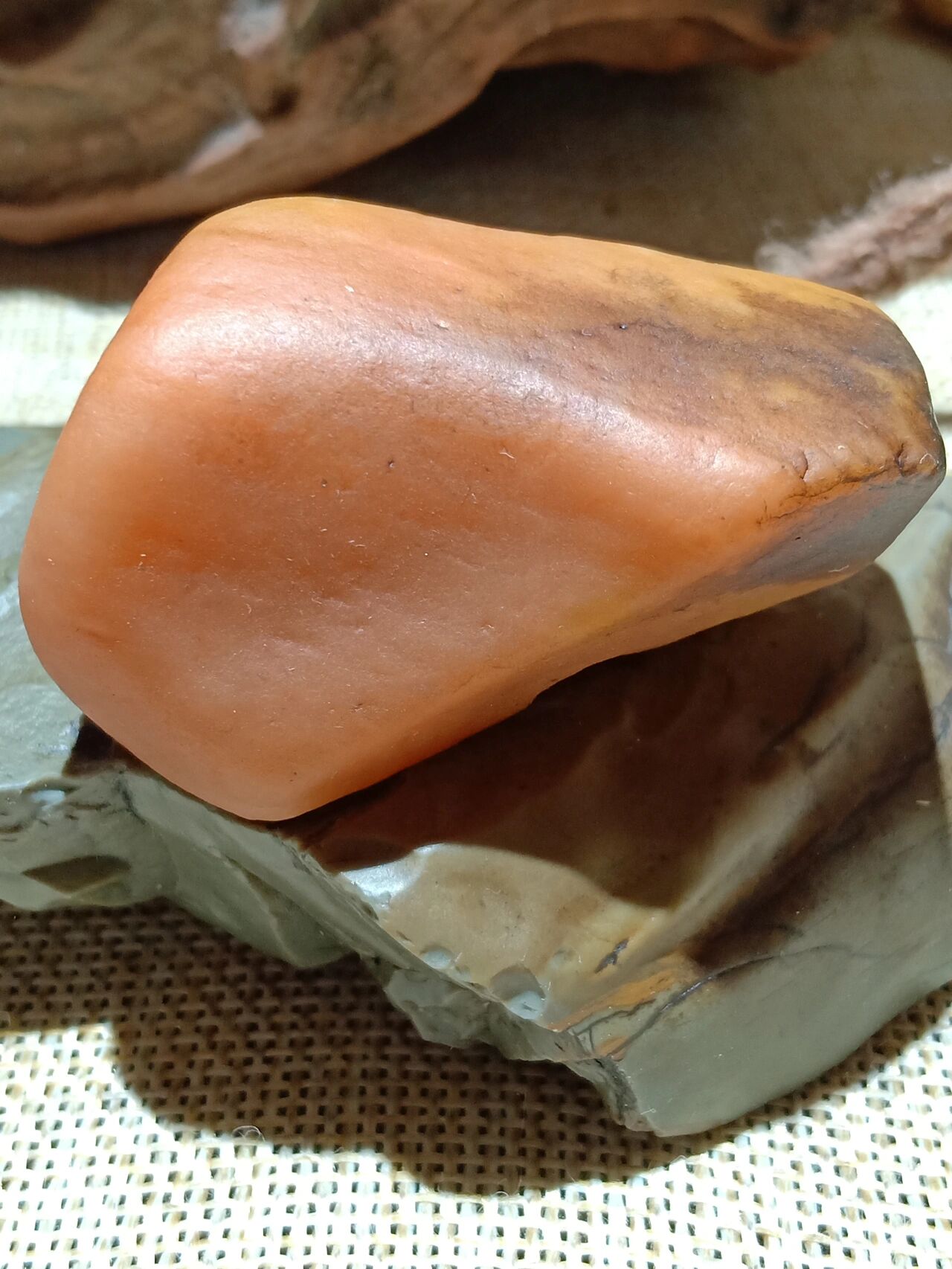 红的自然,过渡色,明显. 最后一张照片就是纯烤色的金丝玉原石.