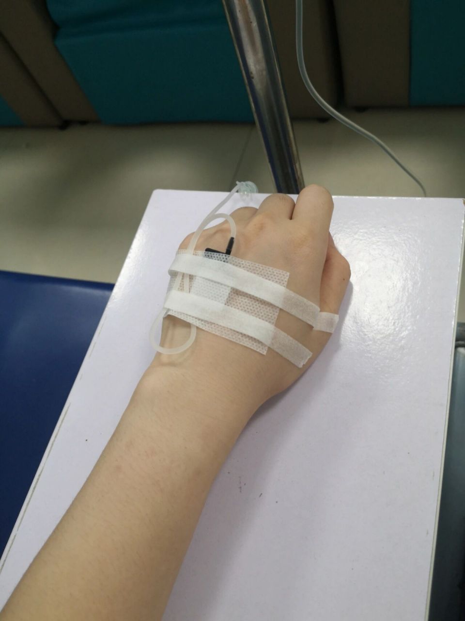 因为咳嗽一直不好,来医院挂水,护士小姐姐来给我做皮试,我没做过