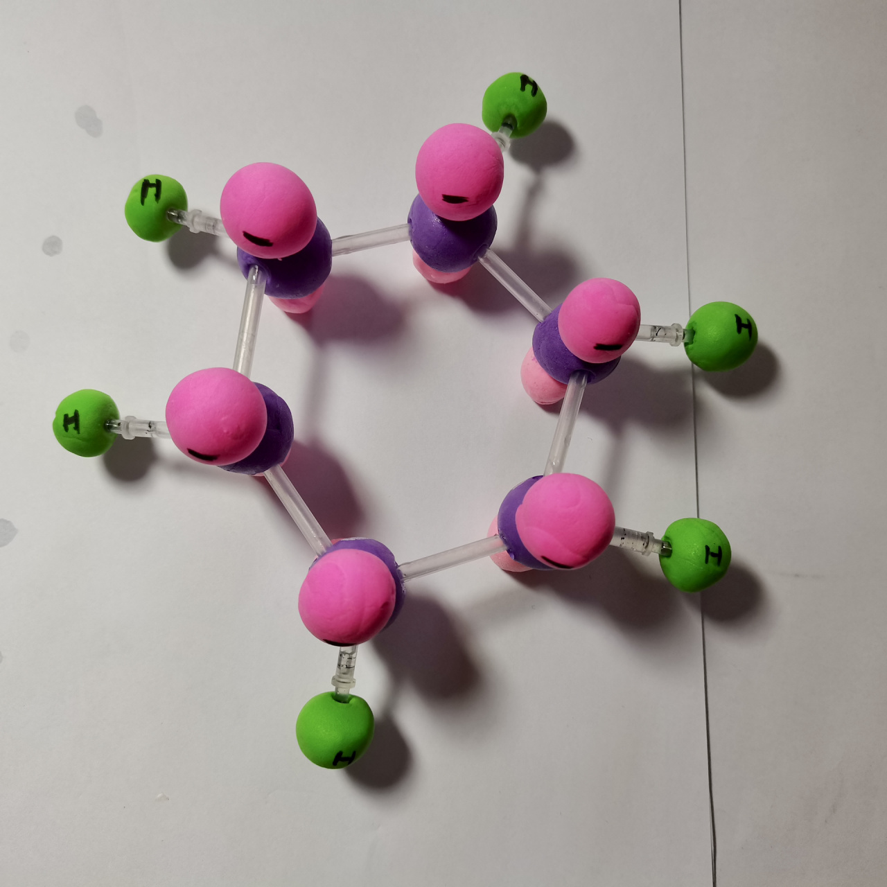 苯分子结构模型 苯分子结构是一个平面六元环,每个键角120度,因此每个
