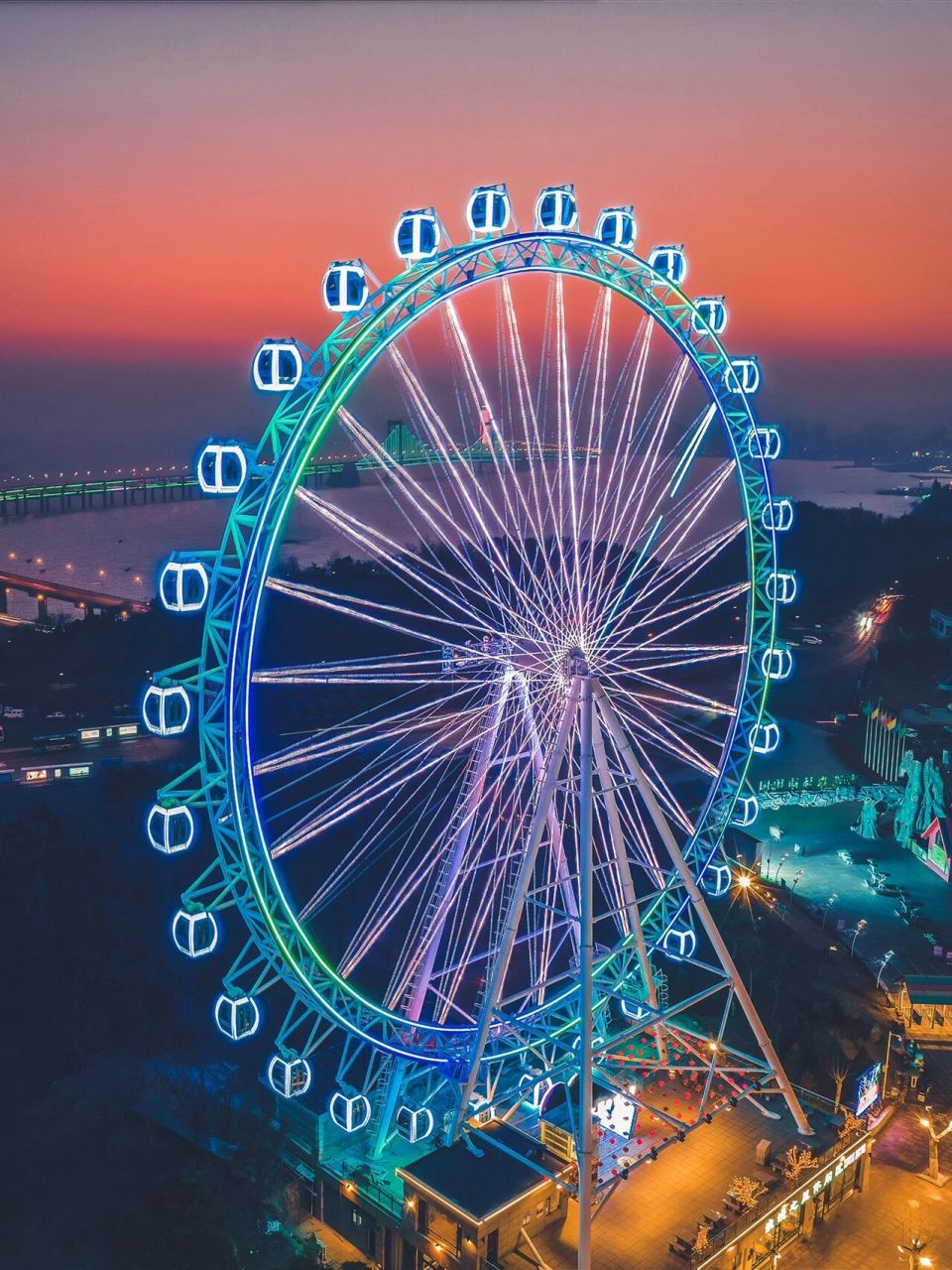 大连海湾边的摩天轮 大连浪漫之星,摩天轮小镇,可以在大连动物园起飞