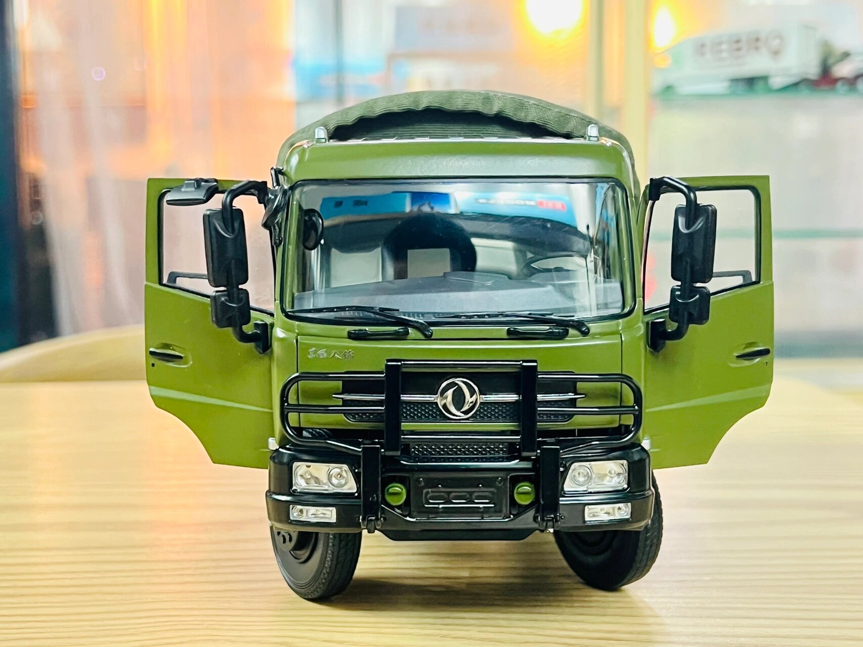 1/24 东风天锦卡车模型 今天带来一款国产卡车模型,多余的不能描述,就