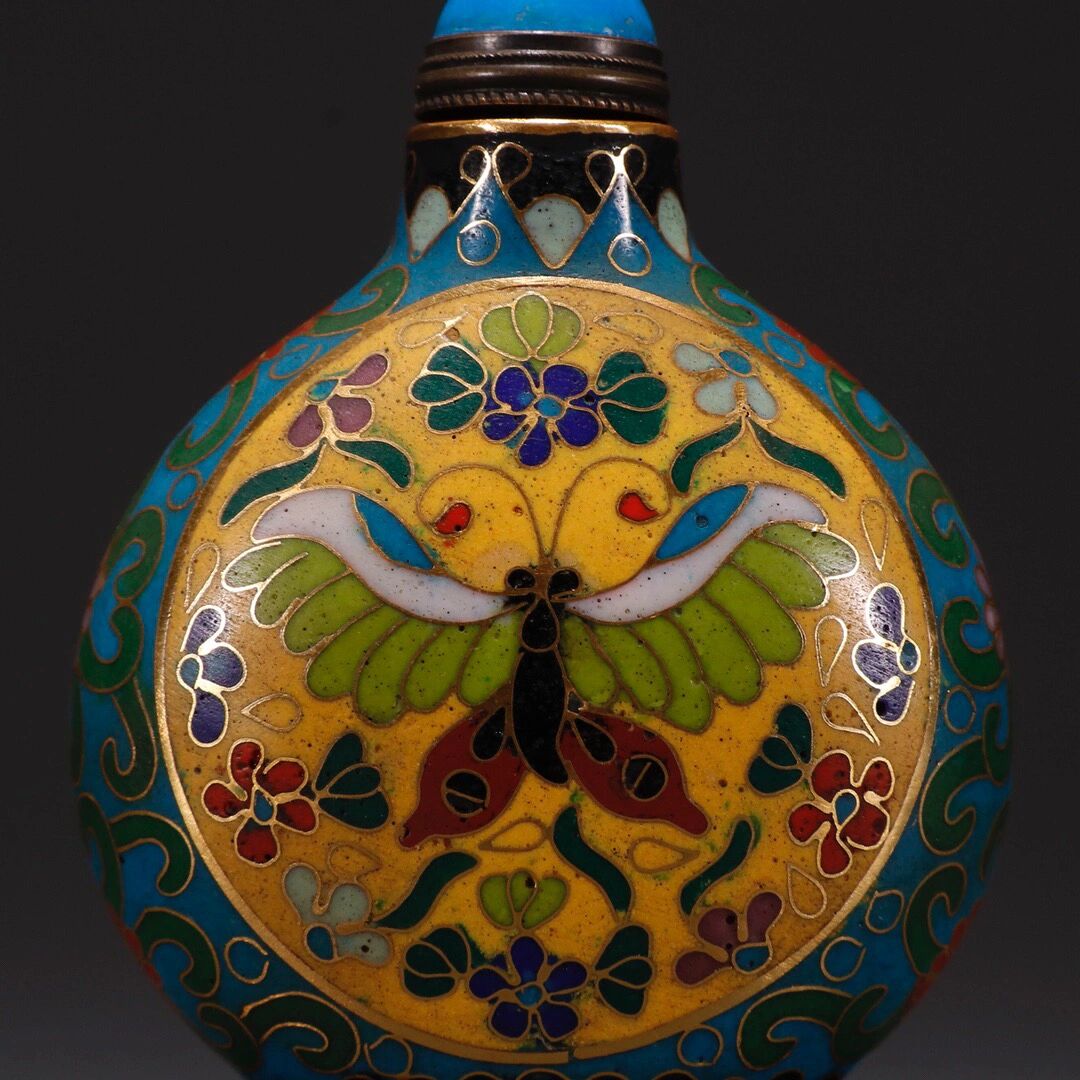 旧藏·铜鎏金掐丝珐琅彩蝶恋花鼻烟壶 旧藏·铜鎏金掐丝珐琅彩蝶恋花