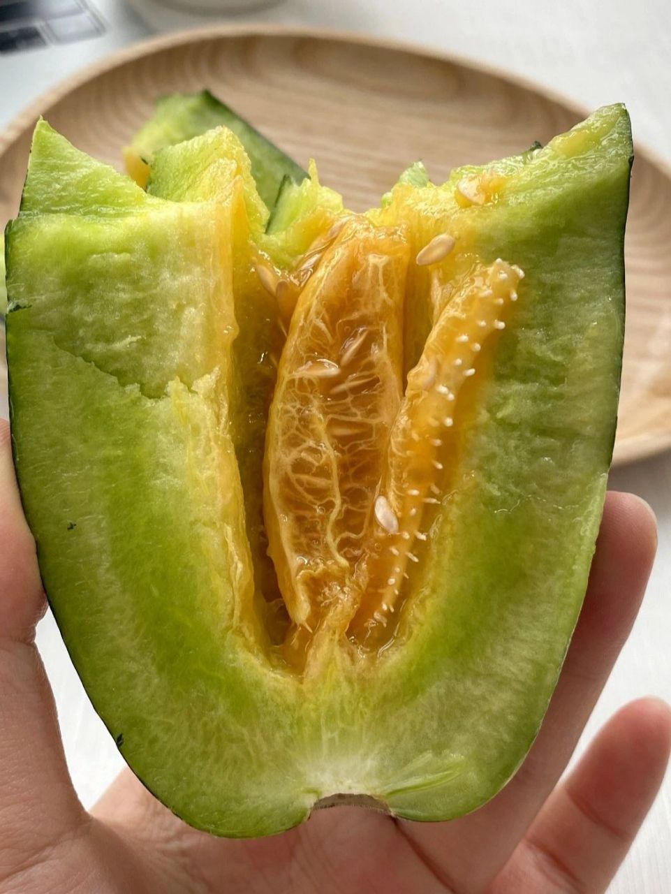 这个瓜超市里叫玻璃翠,其实就是博洋9号甜瓜,除了花皮外表,其他都和