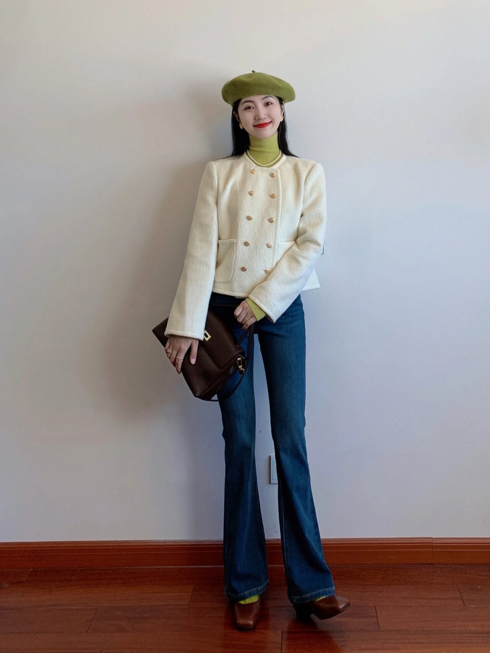 白色小香风外套搭配芥末色打底衫和牛仔裤 一套简简单单又温柔耐看!