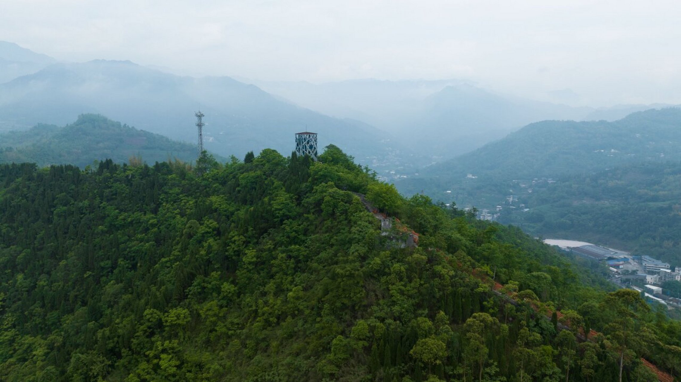 「马边炮台山」 「马边炮台山」县城边上的一座山,后改造成森林公园