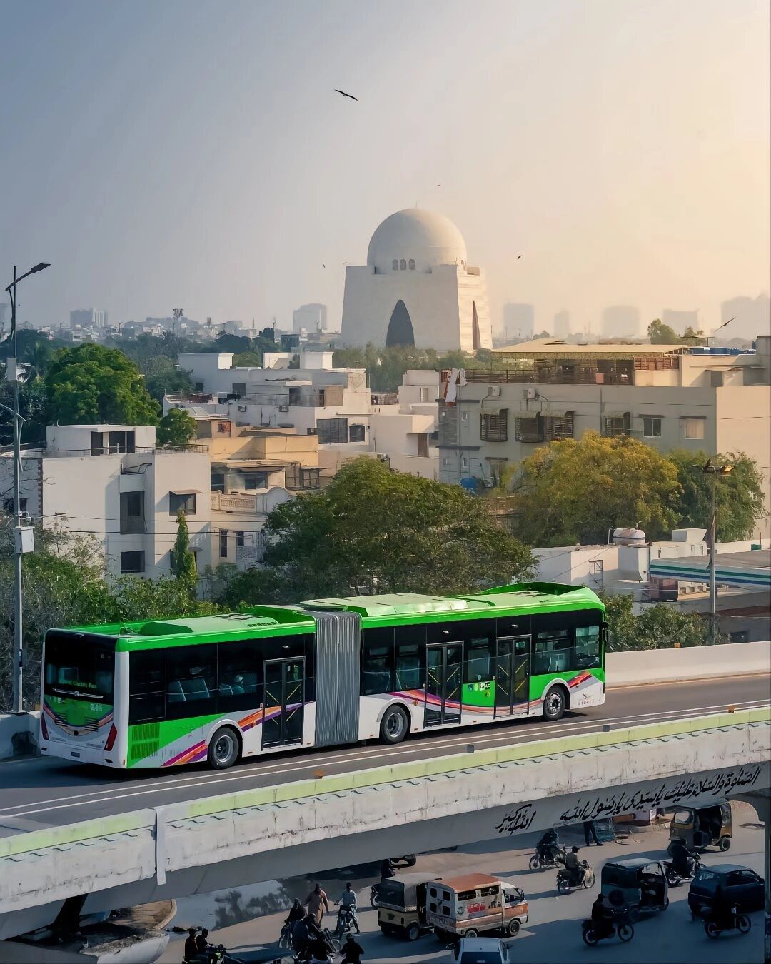 巴基斯坦第一大城市卡拉奇,人口2000多万,人均gdp5300美元