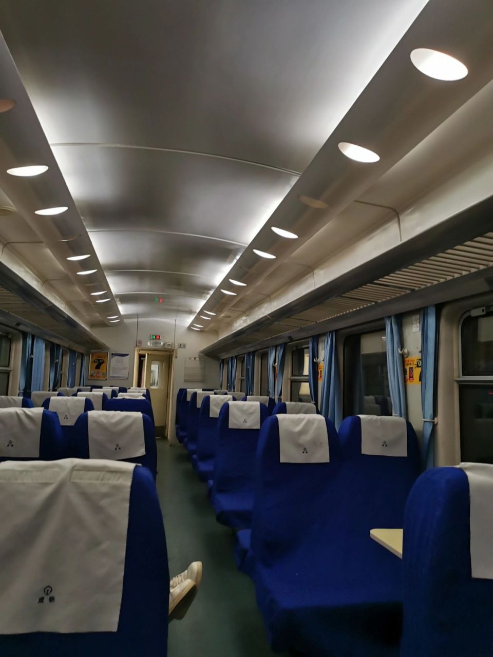 绿皮火车什么位置有手机充电的地方 一个人坐着火车去拉萨,时间太久