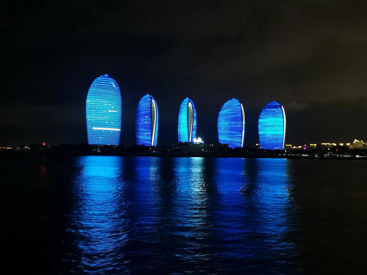 可以坐游船在海上看三亚的夜景,但因为那次时间比较紧张,没有成行