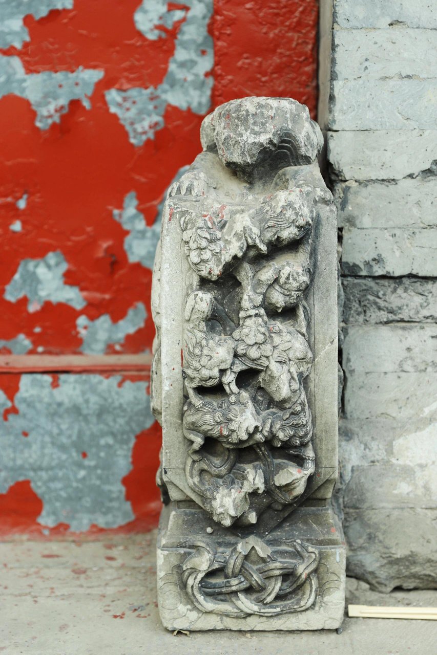 门墩儿上好多只小狮子有什么寓意?