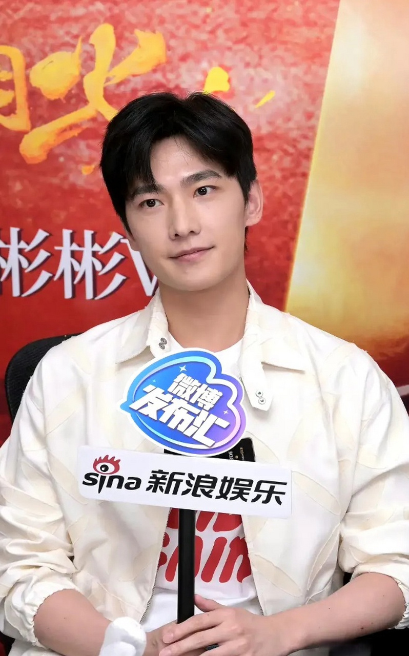 有人觉得杨洋在扫楼生图中看起来有点发腮,而且眉毛和眼睛的比例好像