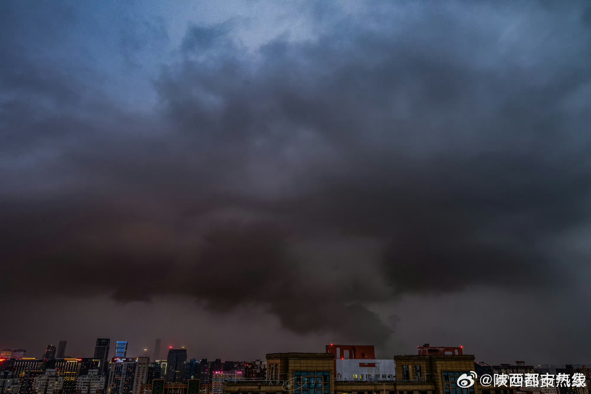 【#西安市早间天气预报#】今天白天:城区多云间晴,有雷阵雨,其他区县