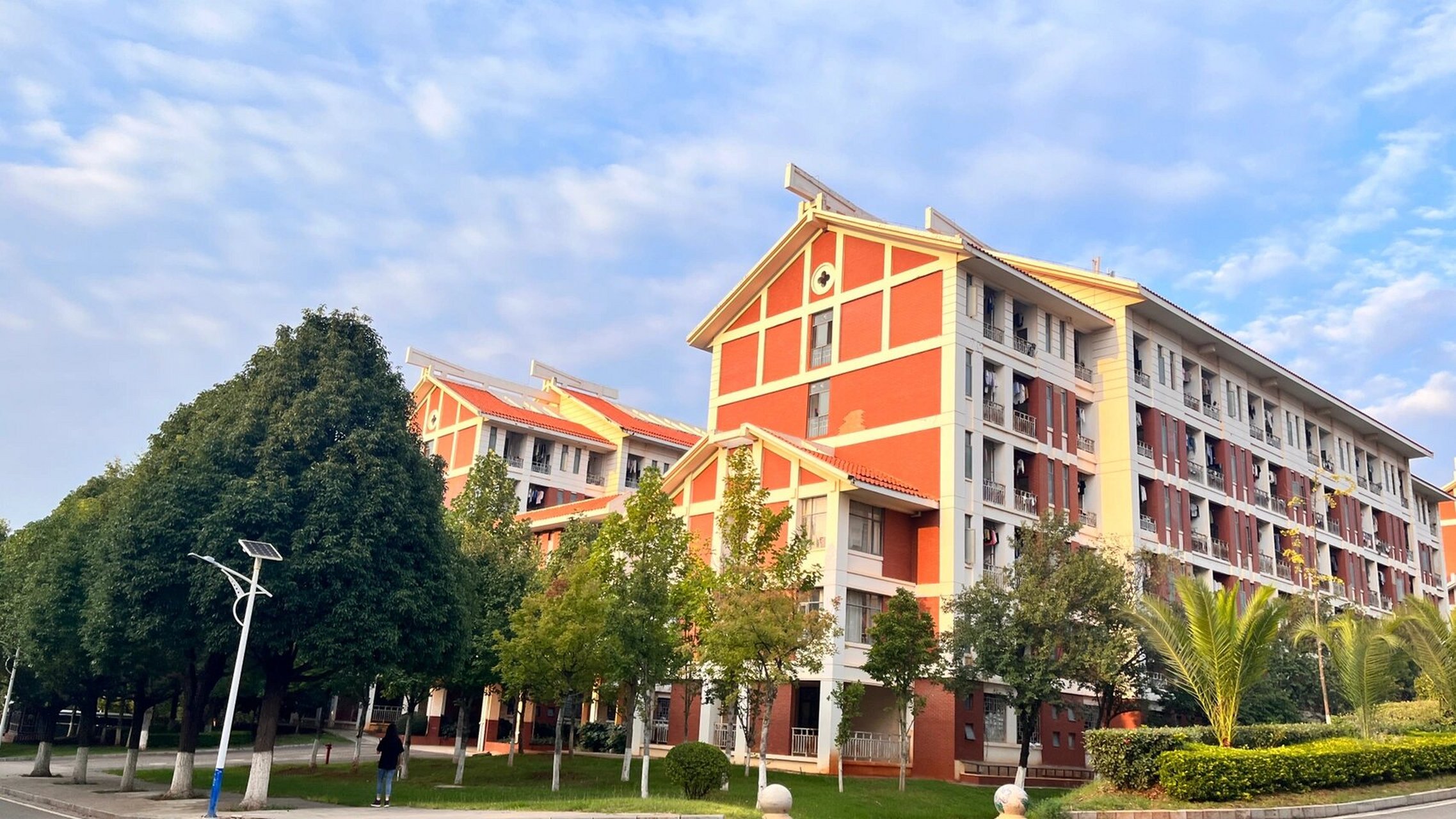 记录云民大校园美景 昨天傍晚的校园好好看#校园生活# #云南民族大学