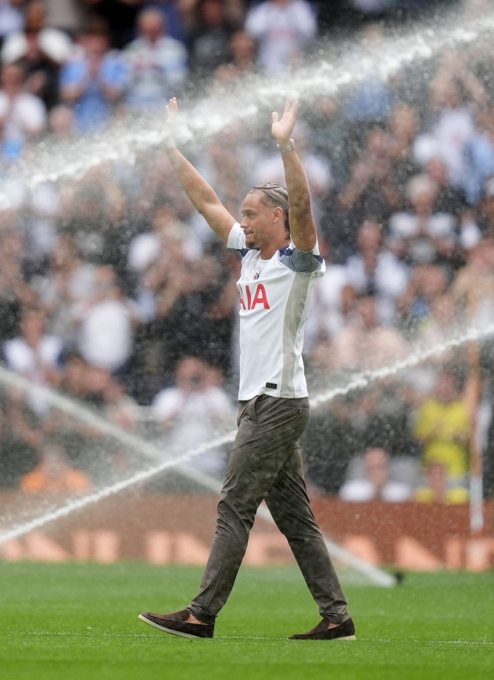 拜仁把西蒙斯视为迪亚斯等备选，现在球员首选是加盟英超的简单介绍