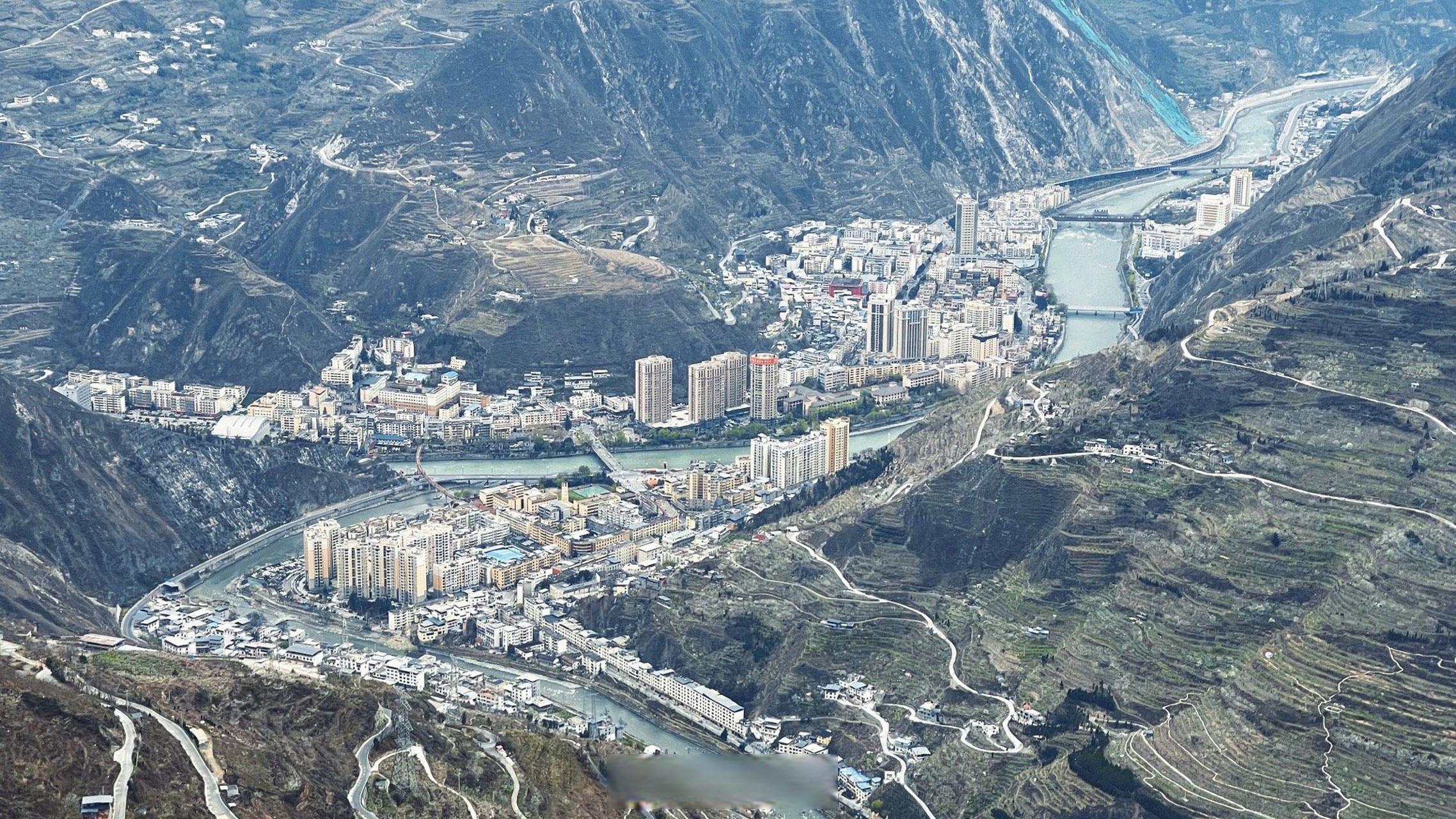 汶川县威州镇布瓦村村民居于海拔2000米的高山上,因地制宜研究种植