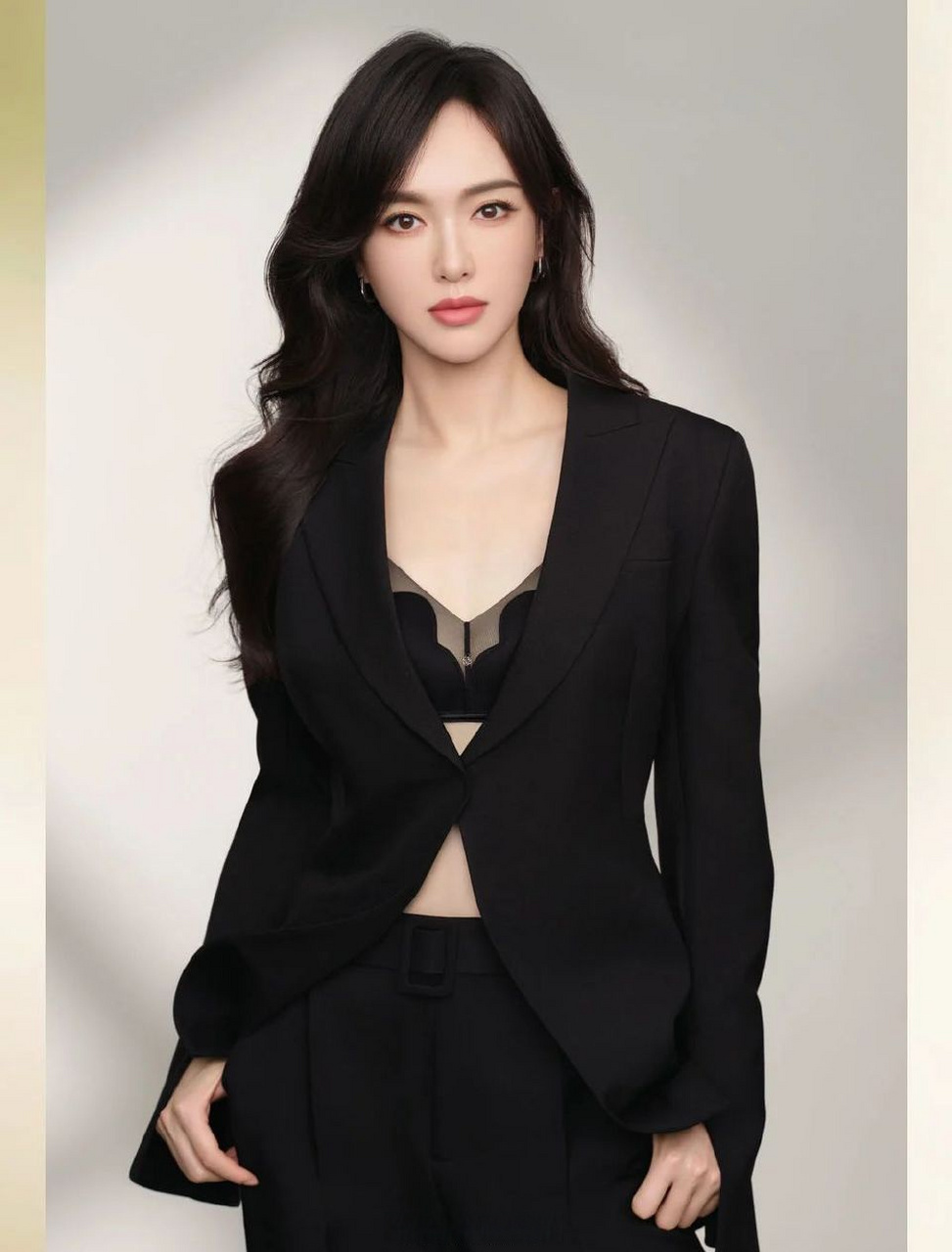 唐嫣新接了一个内衣代言,拍的好保守.