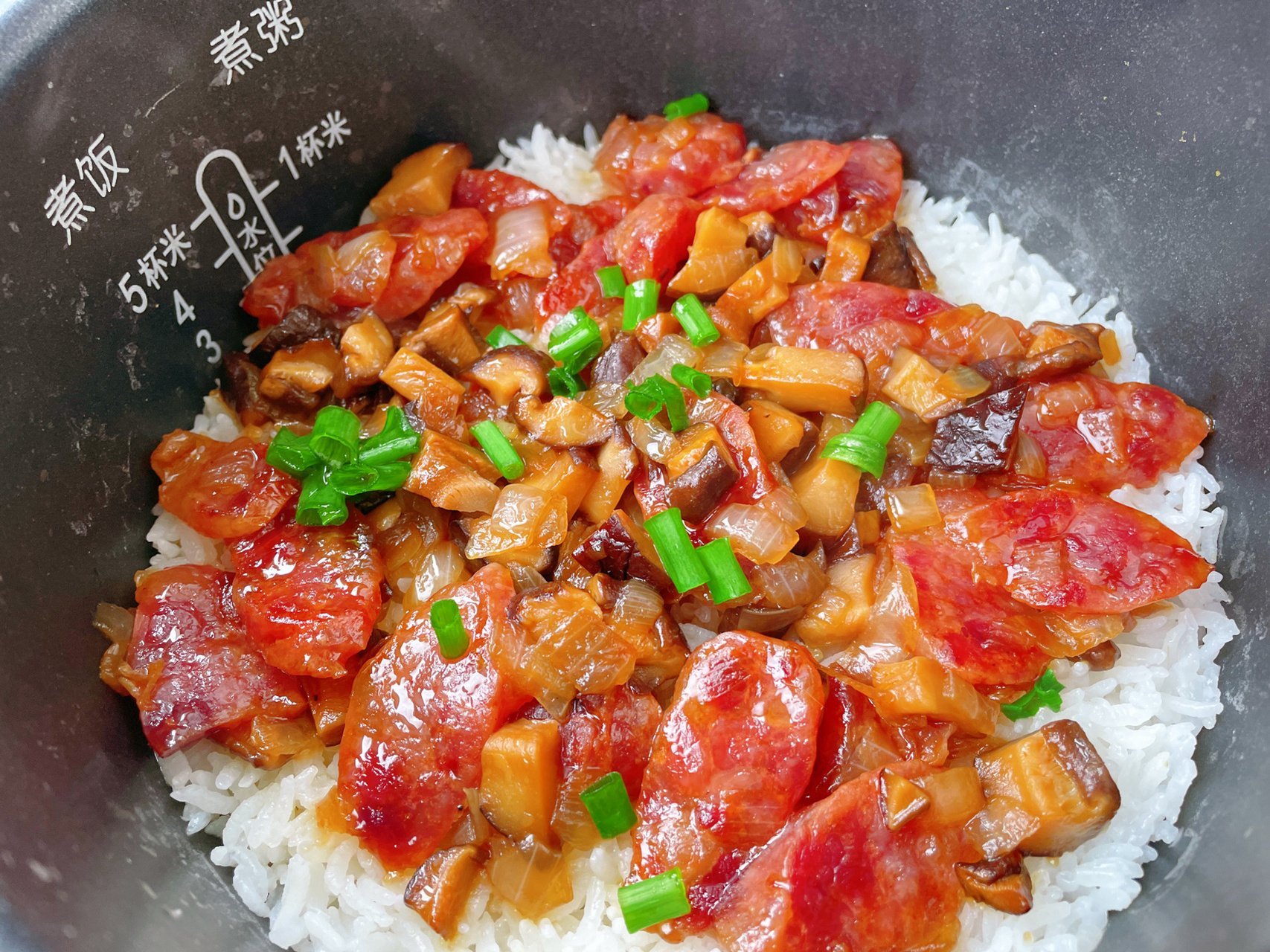 电饭煲广式腊肠饭 99材料:广式腊肠100g,干香菇四个,洋葱四分之一个