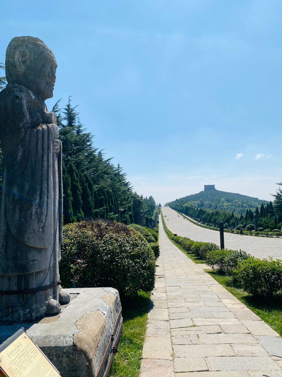 乾陵 乾陵是陕西关中地区唐十八陵之一,位于陕西省咸阳市乾县县城北部