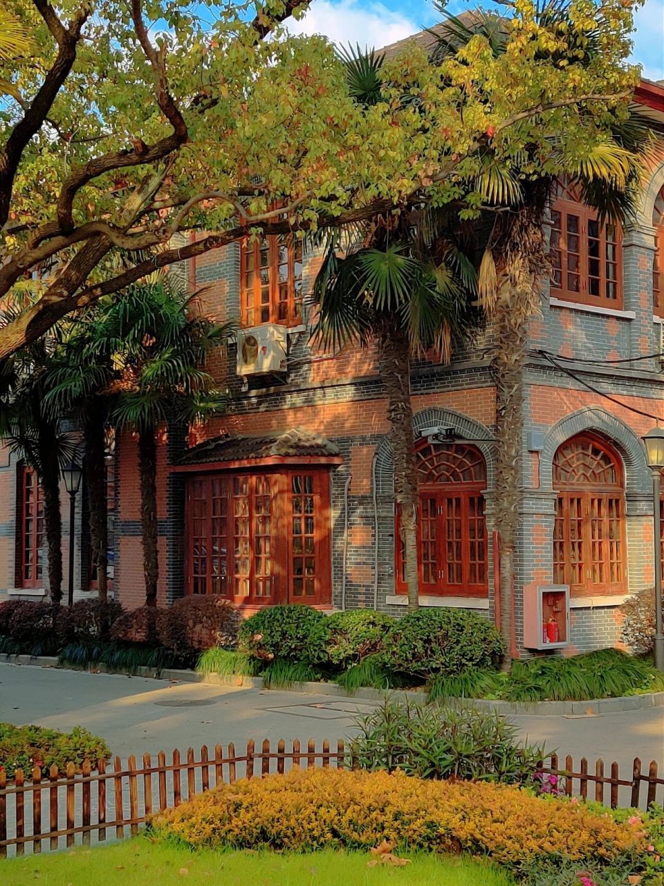 苏州河在圣约翰大学旧址这里有一个近180度的大转弯,形成一个半岛