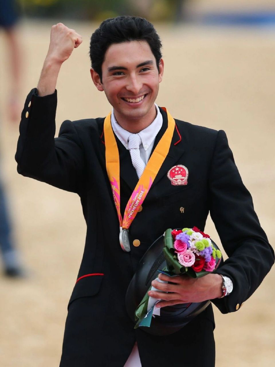 华天,1989年出生在伦敦,中英混血儿 中学就读于英国伊顿公学,大学在