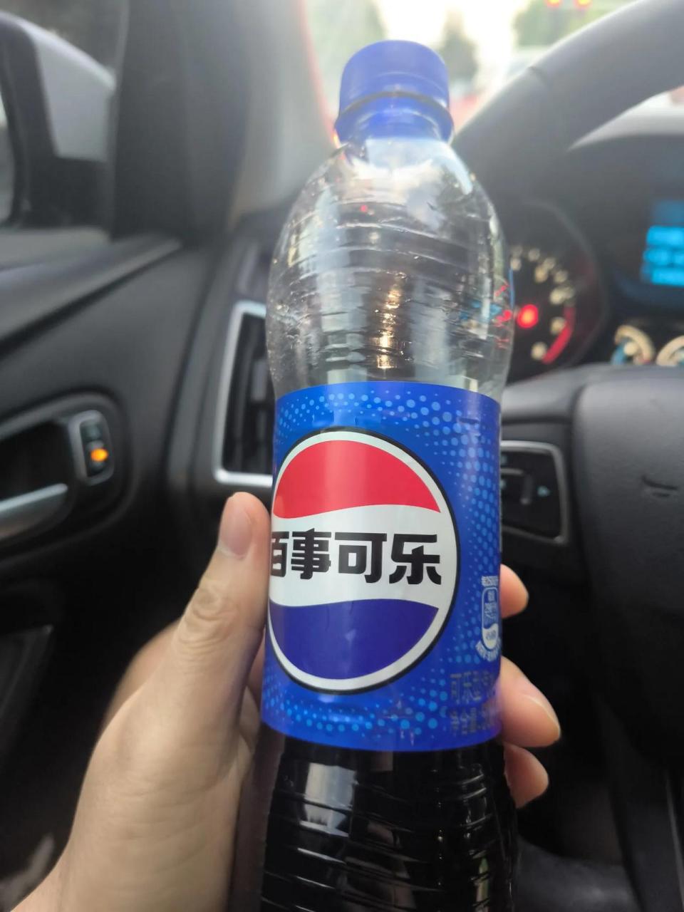 买了一瓶百事可乐,喝着味道怪怪的,总感觉和以前的可乐差别很大,有点