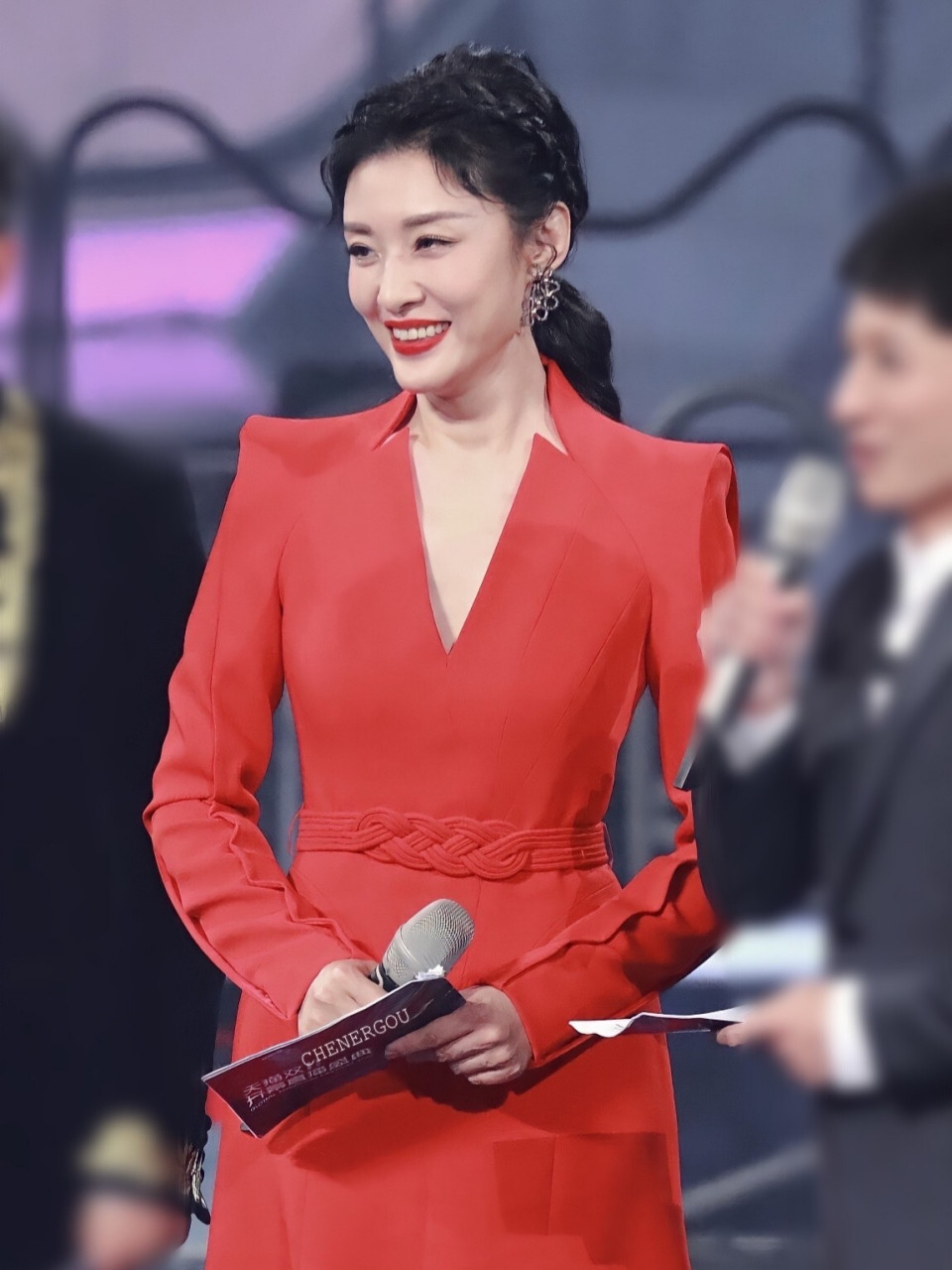 盖娅传说×周涛 周涛老师红裙倩影,端庄艳丽.