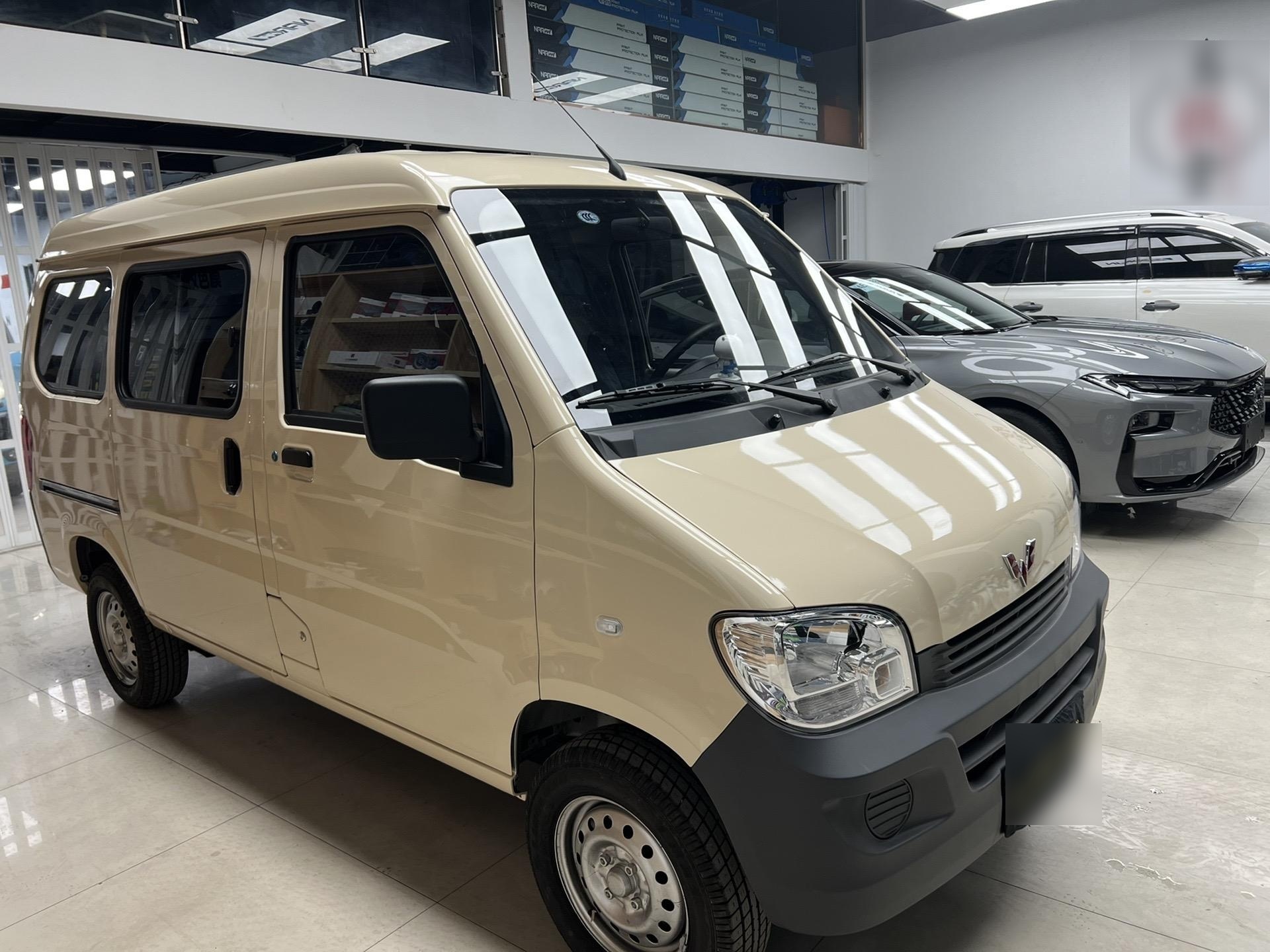 五菱之光进行贴膜改色