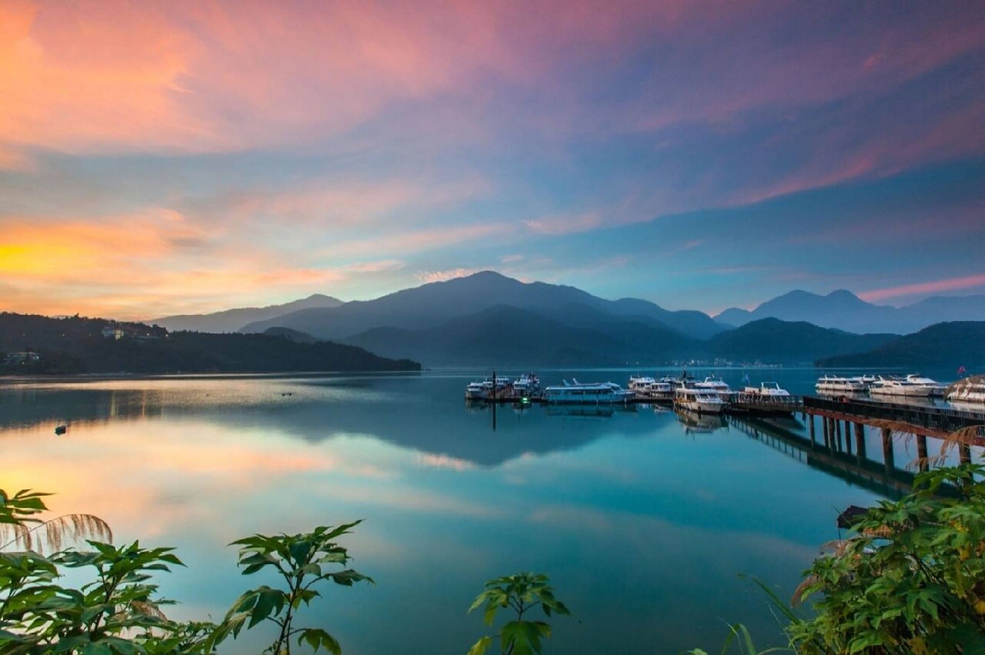 日月潭 日月潭,位在台湾南投县鱼池乡日月村的半天然淡水湖泊兼水力