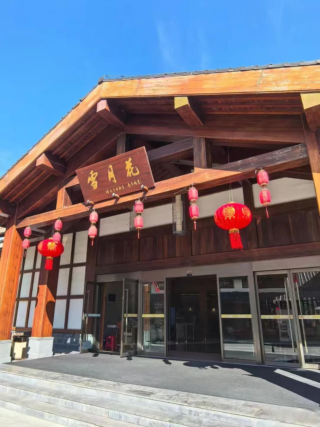 上联"赤橙黄绿青蓝紫,终成一色",下联我觉得可以是