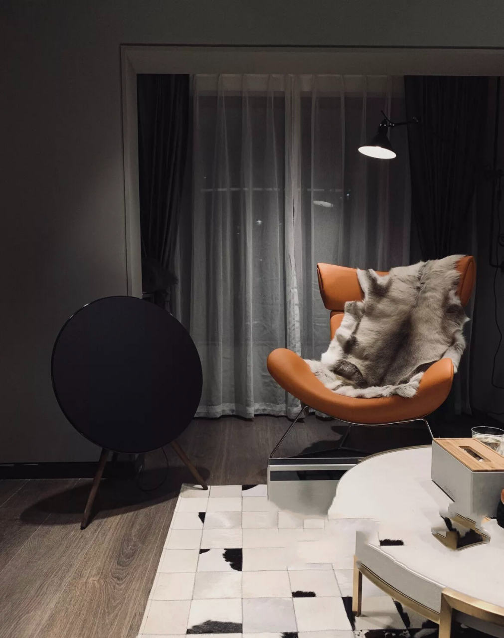 黑色沙发选地毯小技巧,同色系搭配法 油蜡皮黑沙发,圆形白茶几,再搭配