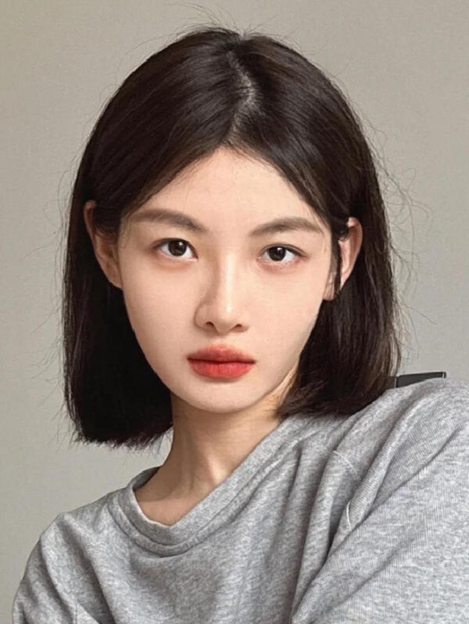 生活中得一刀切发型,太美了一刀切超a短发,自然吹干易打理 很多女孩子