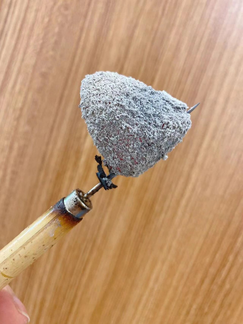 如何快速分辨好坏艾绒 一捏 好的艾绒中没有枝梗或其他杂质,用拇指