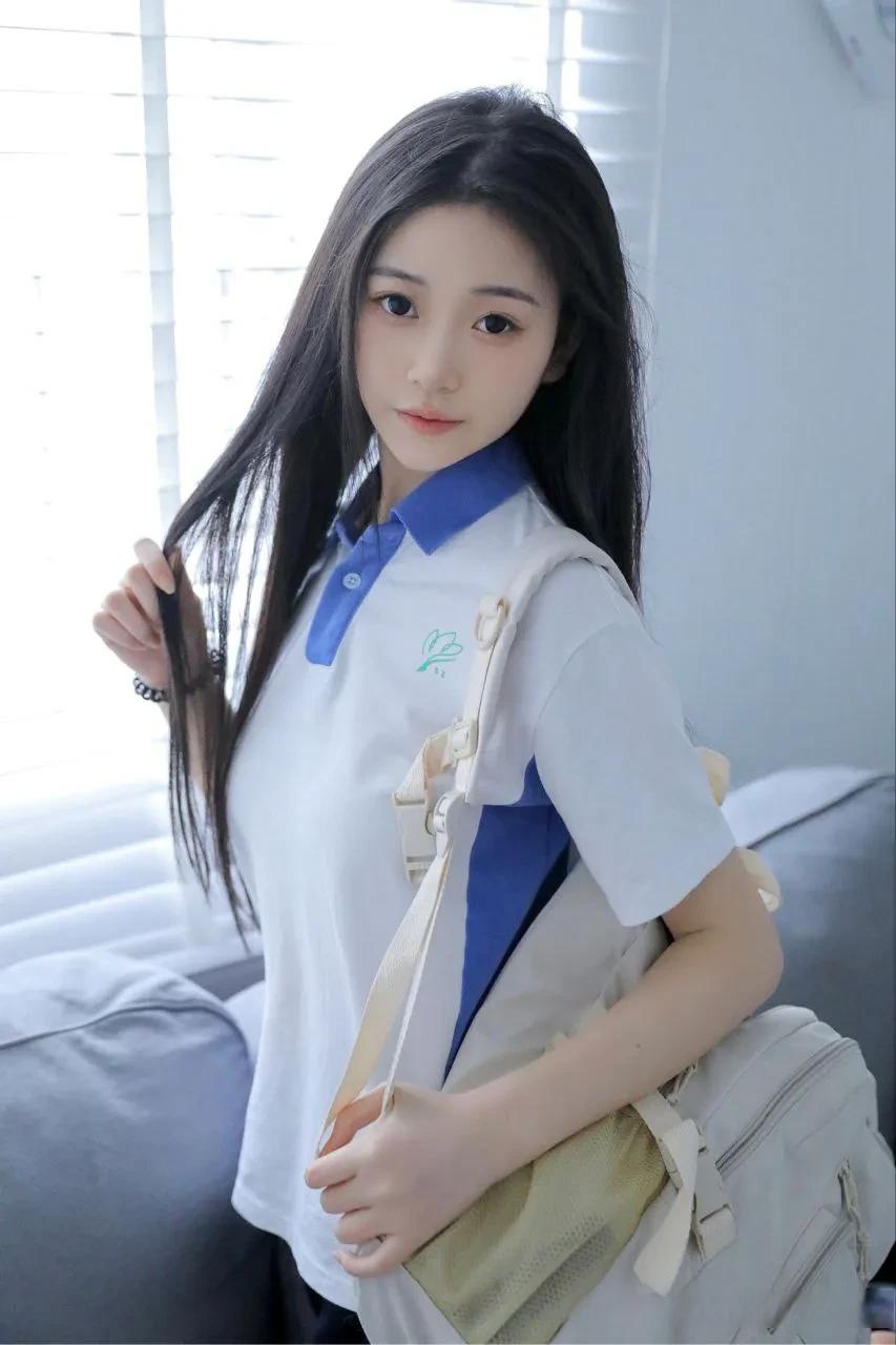 阳光明媚的早晨,一个拥有漂亮黑长直发的少女,正在公园的小径上晨跑