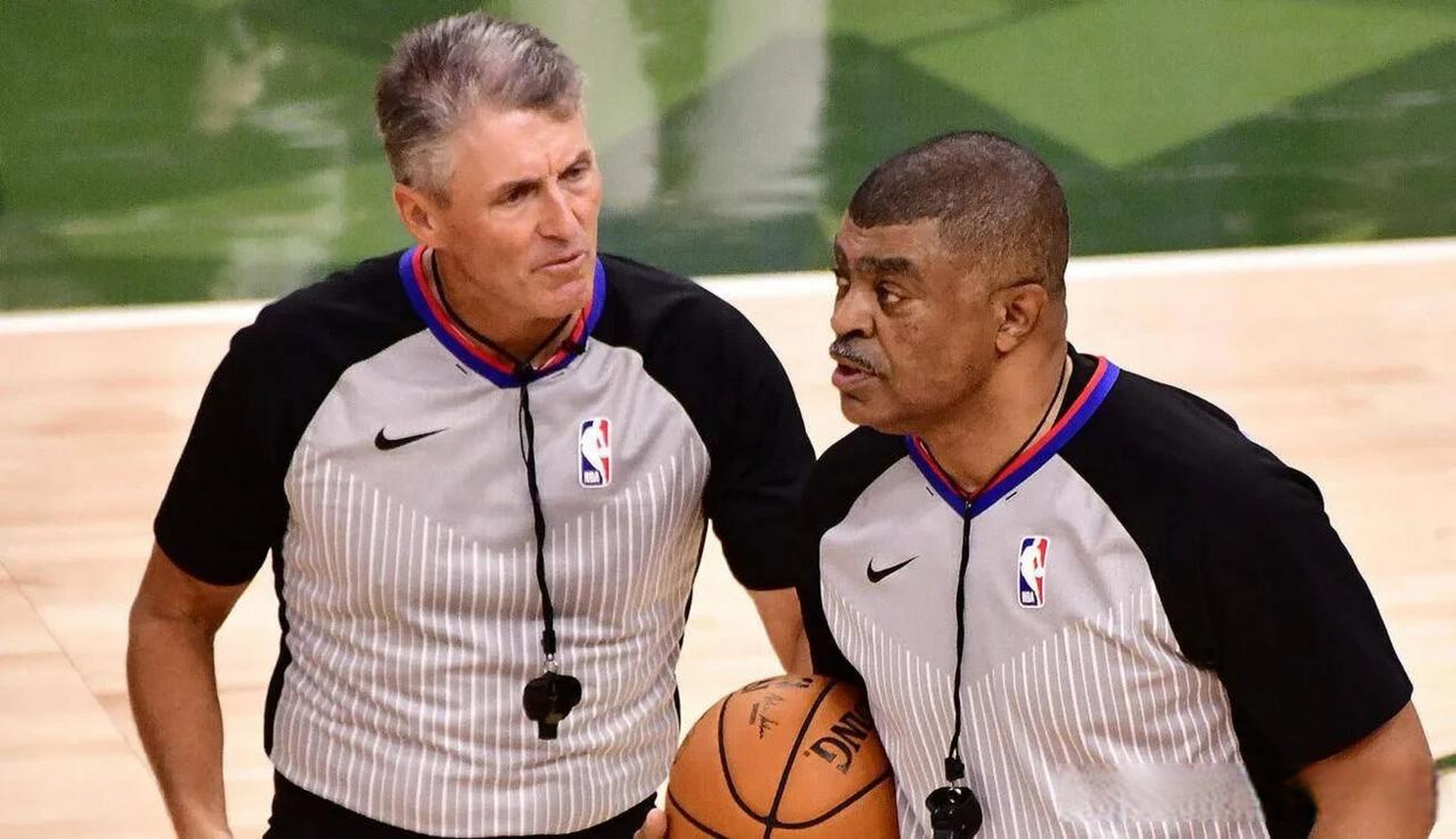 年年看nba的人,实际上年年看这个裁判(福斯特)的表演,哪里需要控场就