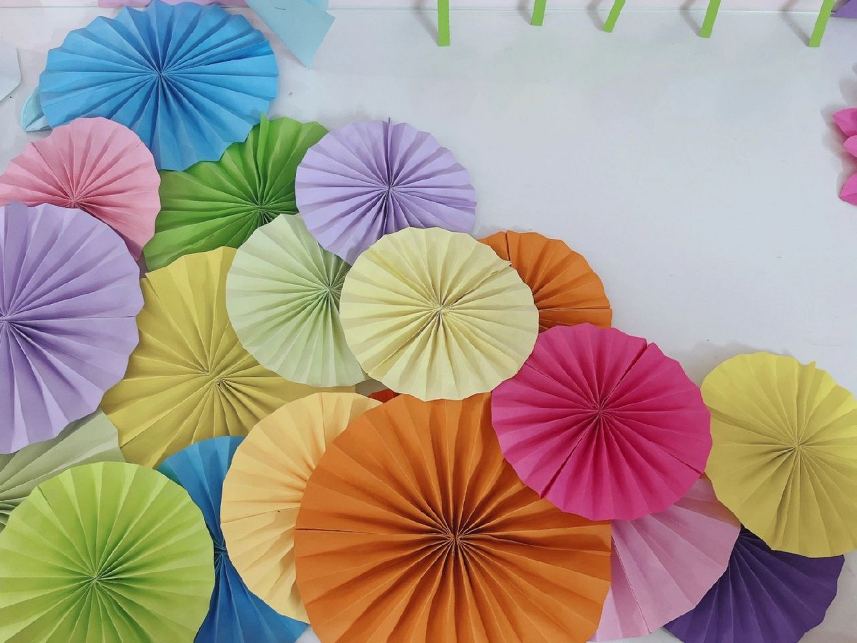 班级黑板报 每次课室文化建设,最好的办法就是多做些小手工,扇形圆是