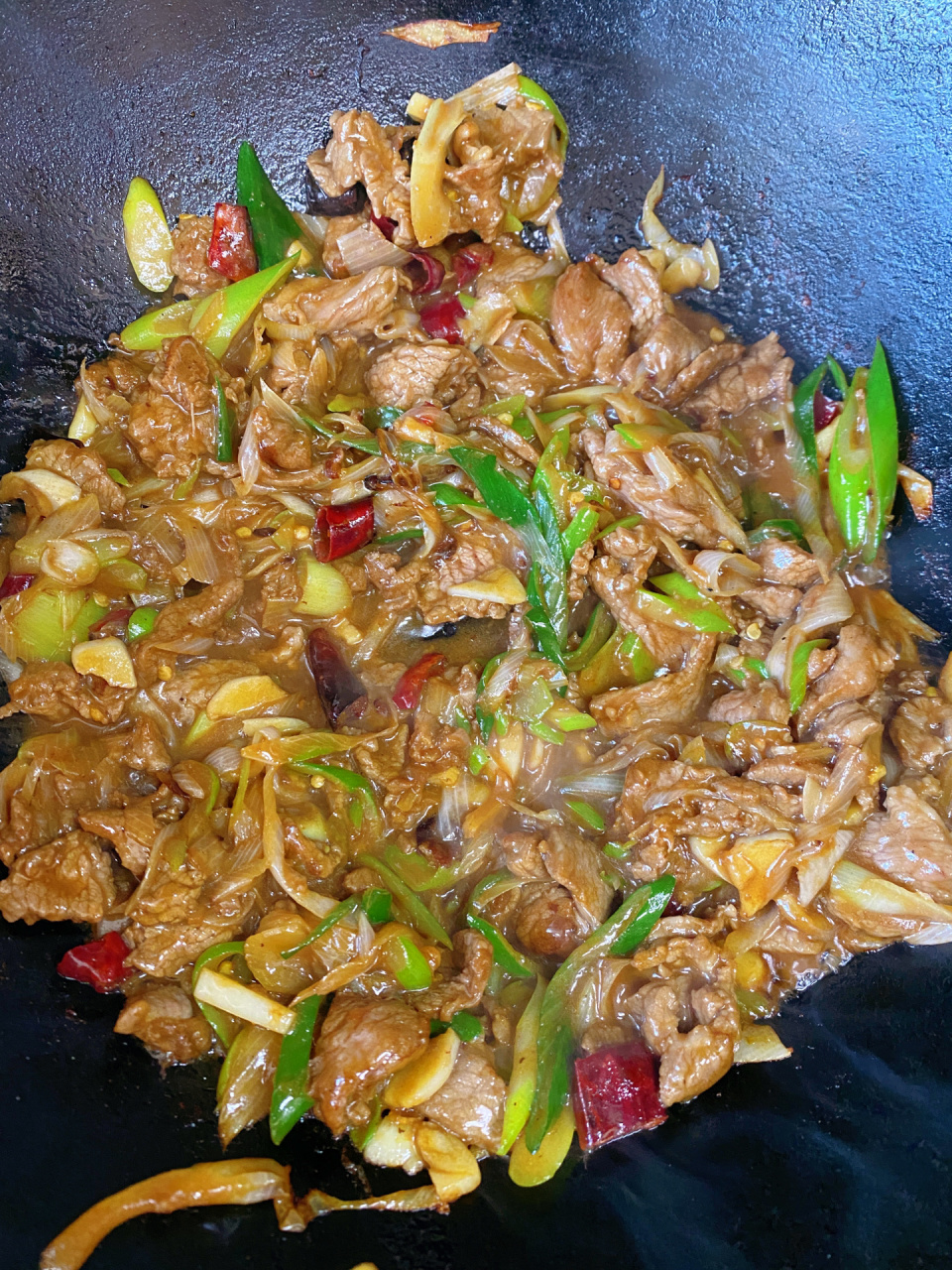 葱爆羊肉做法教程,比饭店的还好吃的葱爆羊 材料 羊腿肉,大葱,蒜头,干