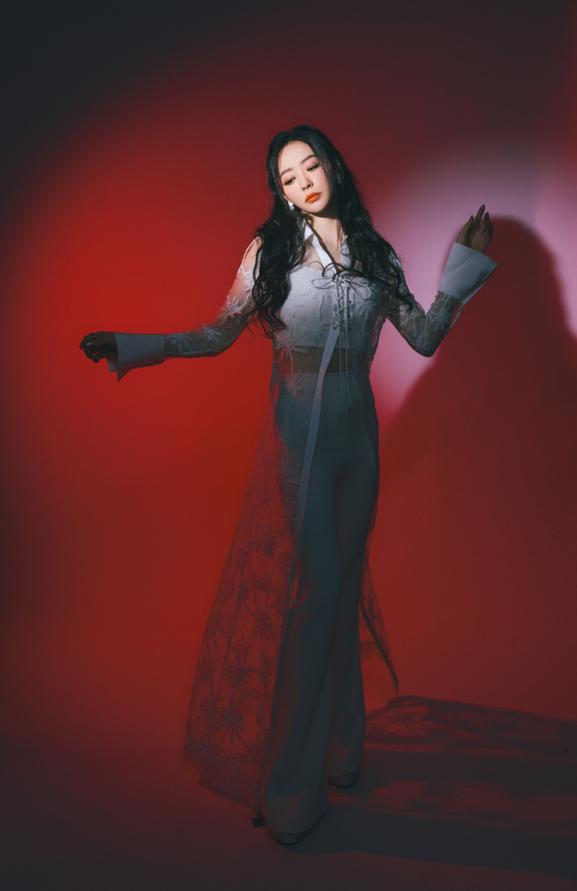 张靓颖# 91#天赐的声音# 清雅淡然,落落大方,融入盈盈的月光白.